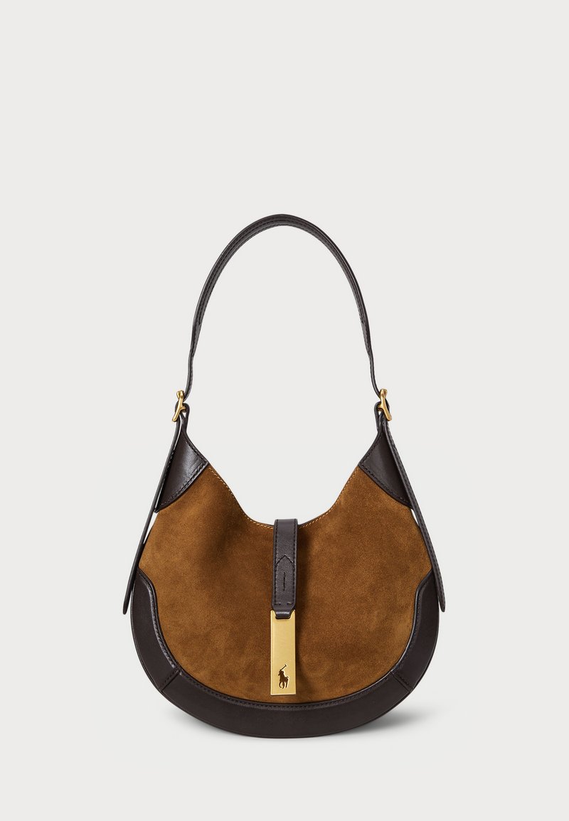 Mala de camurça castanha com pormenores em couro escuro, forma curvada, alça plana e um fecho de metal dourado com detalhe do logotipo na parte da frente.