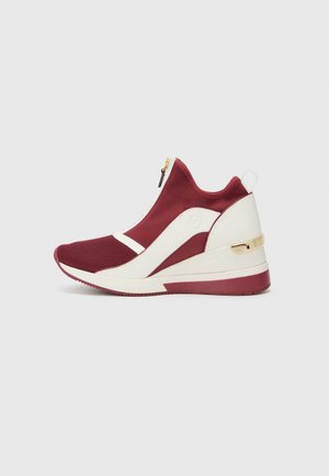 Bourgogne og hvid højtop-sneaker med mesh forstykke, sidelås og gulddetalje på hælen mod en ensfarvet baggrund.