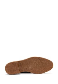 Suola di scarpa nera con una superficie in gomma marrone texture. Presenta una forma curva e un profilo di battistrada resistente e aderente per una buona aderenza.