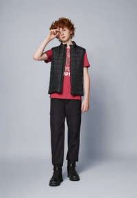 Guess JUNIOR BOY - Triko s potiskem - splatter red