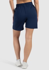 Pantaloni corti in poliestere blu navy con vita elastica, caratterizzati da una superficie liscia e senza motivi o accenti visibili.