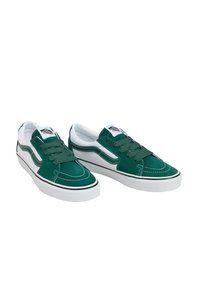 Zapatillas de ante verde con detalles en blanco y suelas de goma. Presentan puntera redondeada, cordones gruesos y costuras en contraste.