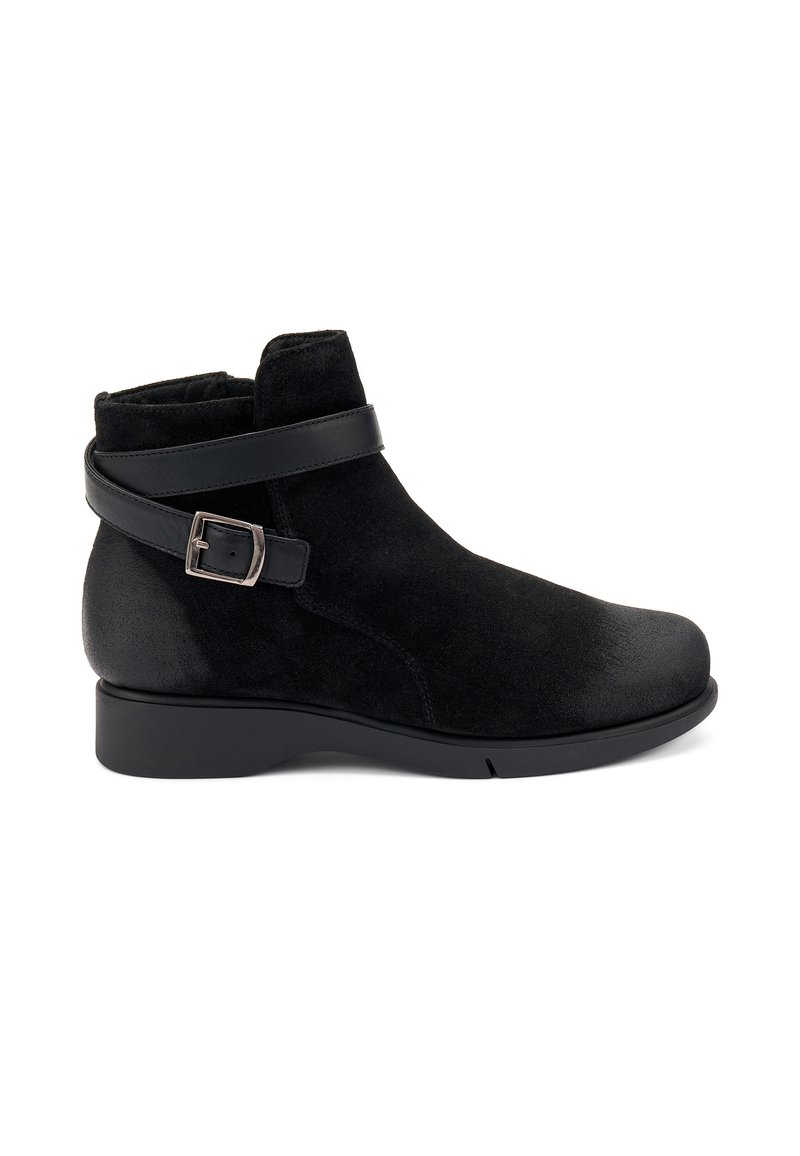 Bottines noires avec une tige en nubuck, une sangle en cuir lisse et un détail de boucle, bout arrondi et un petit talon en caoutchouc.