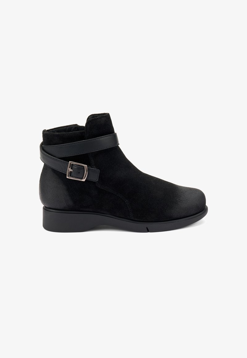 Bottines noires avec une tige en nubuck, une sangle en cuir lisse et un détail de boucle, bout arrondi et un petit talon en caoutchouc.