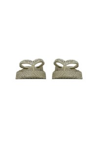 Sandali beige con suole in juta intrecciata, cinturini metallici scintillanti a forma di cuore; texture liscia con design piatto.
