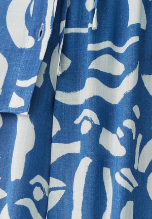 Blauw en wit stoffen met een abstract patroon. Materiaal lijkt textuur te hebben met een linnen- of katoenweefsel. Bevat een zakdetail.