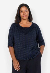 Top blu navy a maniche corte con un motivo geometrico, scollo rotondo e tessuto morbido con vestibilità comoda. Adatto per l'abbigliamento casual.