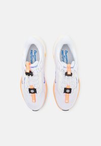 Białe siatkowe sneakersy z pomarańczowymi akcentami, czarnymi detalami i niebieskim napisem. Posiadają mechanizm sznurowania oraz teksturowaną podeszwę.