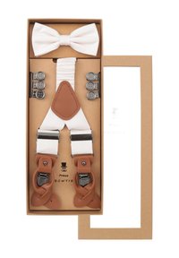 Weiße Hosenträger mit braunen Lederelementen und Clips, kombiniert mit einer passenden Fliege, verpackt in einer rechteckigen Pappschachtel.