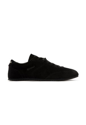 Sort lavprofilsneaker med snørelukning foran og subtil branding på siden og hælen, vist i sidekig på hvid baggrund.