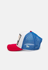 Gorra de camionero con frente blanco, visera roja y parte trasera de malla azul. Presenta un parche gráfico en la parte delantera y un pequeño logo en el lateral.