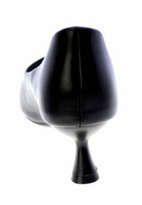 Scarpa nera in pelle con tacco alto, dalla superficie liscia, punta arrotondata e sottile tacco a stiletto. Presenta una leggera pendenza sul retro.