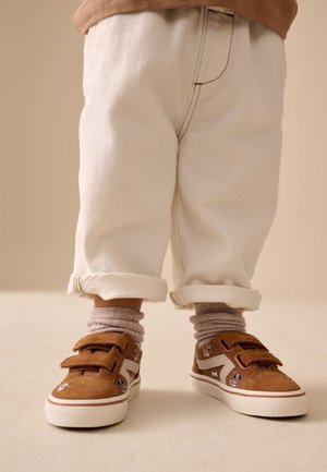 Next, REGULAR FIT - TOUCH FASTENING SKATE TRAINERS - Sneakers - tan brown dogs