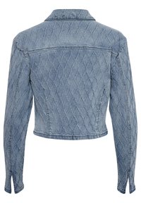 Quiltad jeansjacka i ljusblått med krage, långa ärmar och diamantt mönster över hela ytan. Croppad längd vid midjan.