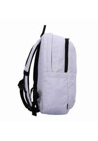 Sac à dos en tissu gris clair avec des bretelles noires. Comprend une poche latérale, un dos rembourré et des bretelles réglables. Forme rectangulaire.