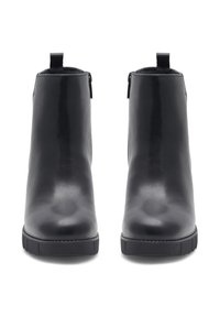 Czarne skórzane botki za kostkę o gładkiej fakturze, okrągłym nosku i pętelce do zakładania. Gruba czarna gumowa podeszwa z rowkami zapewniającymi przyczepność.