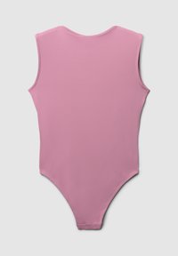 Body rosa senza maniche realizzato in materiale liscio e elastico, con un'apertura alta sulla gamba e un collo rotondo, caratterizzato da un design della schiena senza cuciture.