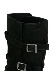Černá semišová kotníková bota se dvěma nastavitelnými stříbrnými sponami a viditelným šitím, s vyraženým názvem značky "wojas" blízko vrcholu.