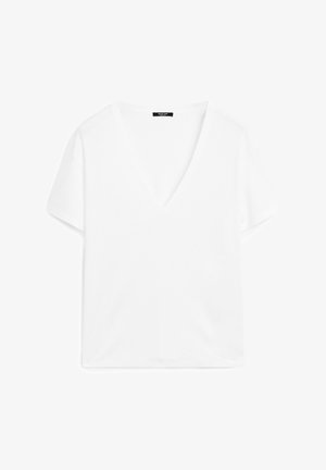 Weißes kurzärmeliges T-Shirt mit tiefem V-Ausschnitt, aus weichem Stoff gefertigt, mit lockerem Schnitt und ohne sichtbare Muster oder Akzente.