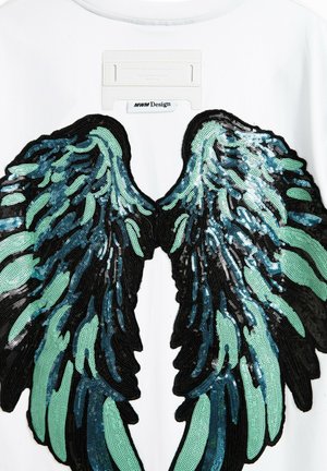 Tela blanca con un gran diseño de alas detalladas elaboradas con lentejuelas negras y azul teal, con una textura suave y acentos brillantes.