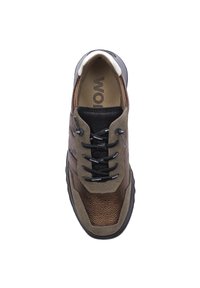 Zapatillas marrones y negras con parte superior de textura mixta. Cuenta con cordones, puntera redondeada y suela acolchada. Marca visible en la plantilla.
