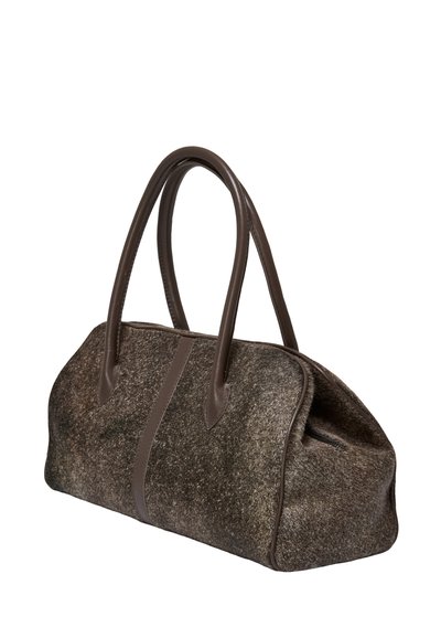 Borsa a mano in feltro marrone con accenti in pelle, forma arrotondata, due manici e chiusura con zip. Superficie strutturata con un design minimalista.