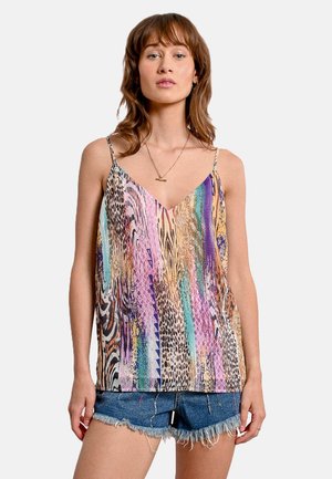 Camiseta de satin multicolor con escote en V y tirantes finos, que presenta patrones de estampado animal y un diseño ligero y fluido.
