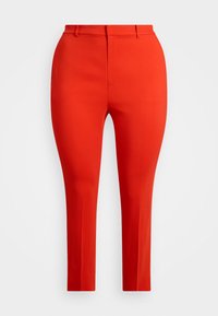 Pantaloni rossi su misura con finitura liscia, caratterizzati da una parte anteriore piatta, due passanti per la cintura e gambe affusolate. Adatti per un look formale o casual.