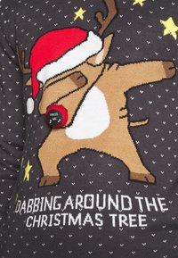 Maglione lavorato a maglia di colore grigio scuro con un renna con corna, cappello rosso da Babbo Natale e testo "DABBING AROUND THE CHRISTMAS TREE". Include un bottone a pressione.