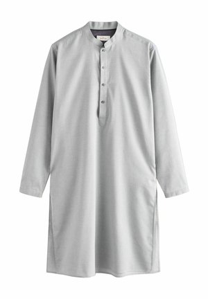 Cămașă lungă de culoare gri deschis, cu guler mandarin, plachetă cu nasturi și slituri laterale; prezintă un model texturat pe toată suprafața.