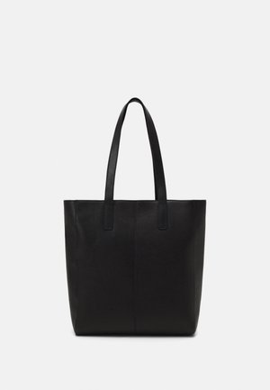 Zwarte leren tote tas met twee lange handvatten, rechthoekige vorm en een gladde textuur op een effen lichte achtergrond.