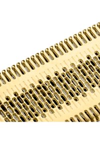 Hårkam i gullmetall med både tynne og brede tenner, med et mønster av varierende perforeringer langs lengden som reflekterer lys.
