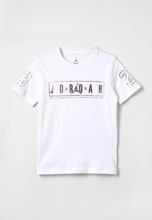 Biała bawełniana koszulka z krótkim rękawem, z logo "JORDAN" w metalicznym nadruku oraz numerami "23" i "3" na rękawach. Okrągły dekolt.