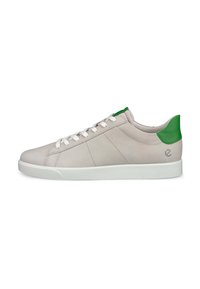 Ljust grå lädersneakers med gröna hälar, vita snören och gummisulor; har en minimalistisk design och sömnadsdetaljer.