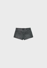 Short en denim noir posé à plat montrant le dos avec deux poches plaquées et des passants de ceinture sur un fond gris clair uni.