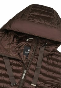 Braune isolierte Jacke mit quilteter Textur, ausgestattet mit Kapuze, Reißverschluss, internem Etikett und kontrastierenden Riemen auf der Vorderseite.