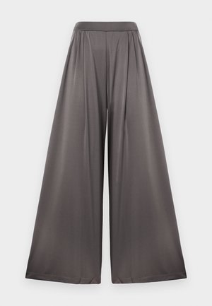 Pantaloni a gamba larga grigio scuro, con una texture liscia e lucida, frontale plissettato e design a vita alta. Taglio rilassato.
