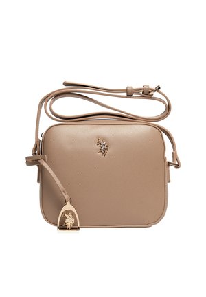 Sac bandoulière en cuir beige texturé avec bandoulière réglable, logo cheval et cavalier doré sur le devant, et breloque logo dorée assortie sur le côté.