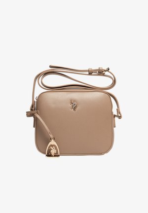 Beige gestructureerde leren crossbodytas met verstelbare band, goudkleurig paard- en ruiterlogo aan de voorkant en bijpassende gouden logohanger aan de zijkant.