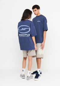 Multiply Apparel BROKEN IDENTITY - Camiseta estampada - night shadow