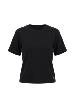 T-shirt noir à manches courtes et à col rond, avec une texture côtelée discrète et un petit logo près de l’ourlet, sur fond blanc.