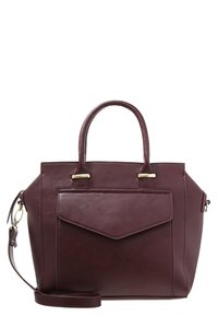 Borsa a tracolla in ecopelle bordeaux con doppi manici, tracolla staccabile e tasca frontale con pattina a punta e accenti in metallo dorato.