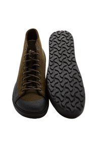 Scarpe mid-top con tomaia in feltro marrone e punta e tallone in gomma nera. Suola in gomma scura con pattern strutturato per una migliore aderenza.