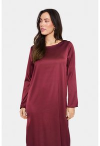 Burgundska satenasta haljina s brodskim dekolteom i dugim rukavima, koja se odlikuje glatkom teksturom i ležernim krojem koji elegantno pada.