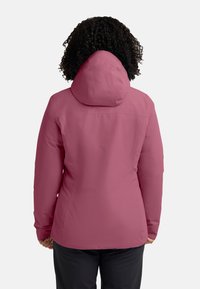 Veste rose imperméable à capuche avec une texture lisse, un design ajusté et des caractéristiques réglables. Le dos présente un style épuré et minimaliste.