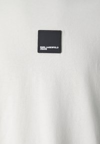 Karl Lagerfeld Jeans CURVED HEM - Pamata T-krekls - whitecap gray