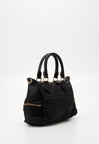 Zwarte leren handtas met twee korte handvatten, gouden accenten, gestructureerde details en een zijvak met rits. Heeft een gestructureerd ontwerp.