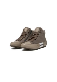 Braune Wildleder High-Top Sneakers mit Gummisohle, seitlichem Reißverschluss, Schnürung vorne und weißen Akzentstreifen.