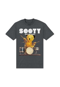 Šedé tričko s grafikou žlutého medvěda, který hraje na bicí soupravu, s textem "SOOTY WORLD TOUR" nahoře v bílém opotřebovaném písmu.
