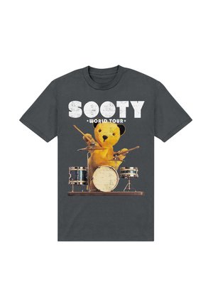 Grå T-shirt med et grafik af en gul bjørn, der spiller trommer med teksten "SOOTY WORLD TOUR" ovenfor i hvid distressed skrifttype.